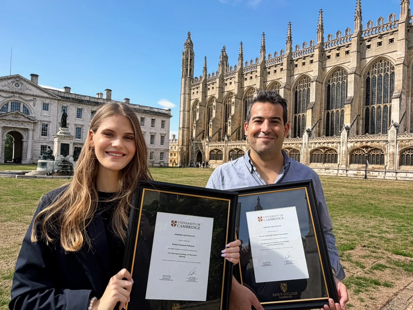 Carlos Cuadrado y Polina Poloziuk con sus diplomas en Cambridge, 2026